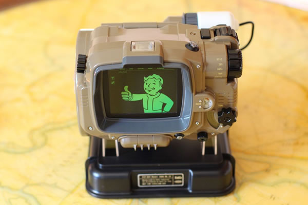 同梱物やレプリカ、ケースの細部まで写した「Fallout 4 Pip-Boy